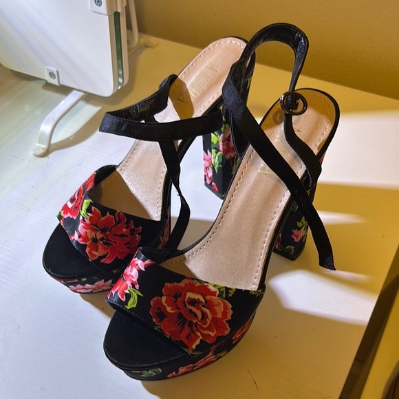AKIRA Black Floral Platform Heels - Picture 1 of 4